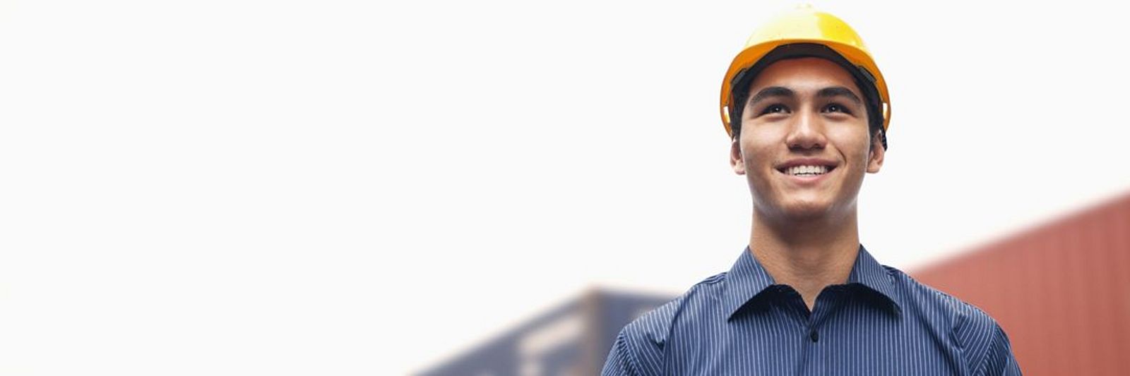 Ingeniero con un casco amarillo en la cabeza